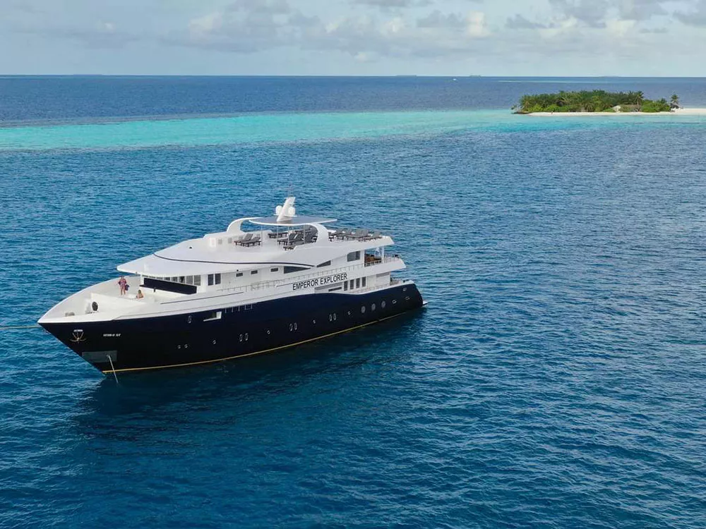 Die Emperor Fleet betreibt 5 erstklassige Tauchboote auf den Malediven.