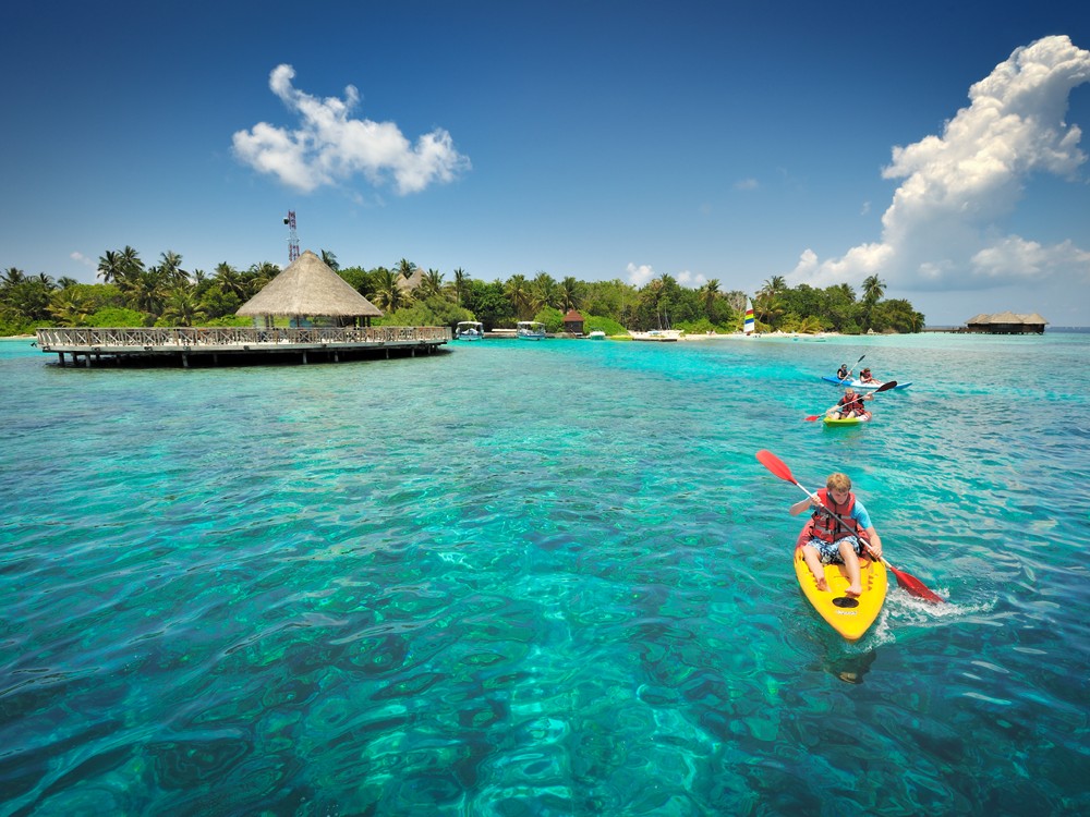 Bandos Island Resort ist üppig bewachsen, Top Wassersportmöglichkeiten, Aktivurlaub.