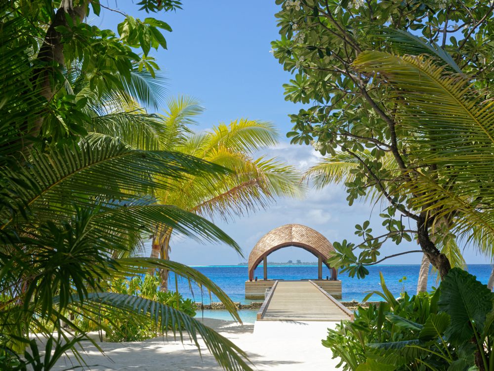 Das Luxusresort wird in Outrigger Maldives Maafushivaru hat eine Mischung aus Komfort und gutem Service.