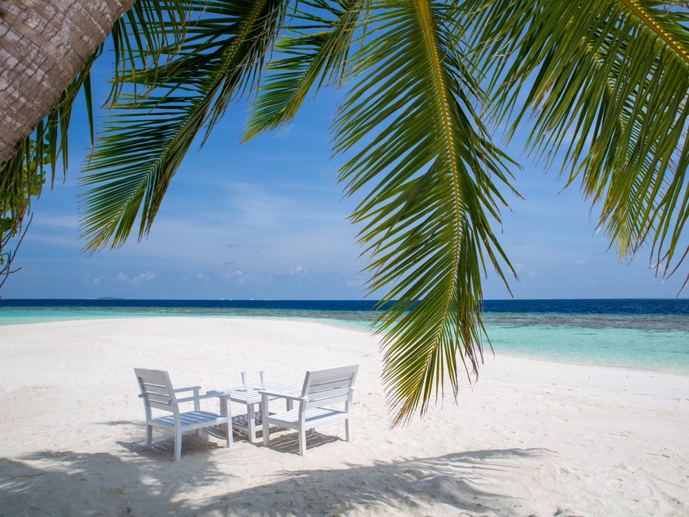 Sandies Bathala ist ein kleines Barfuss Inselparadies mit ungezwungenem Malediven-Flair.