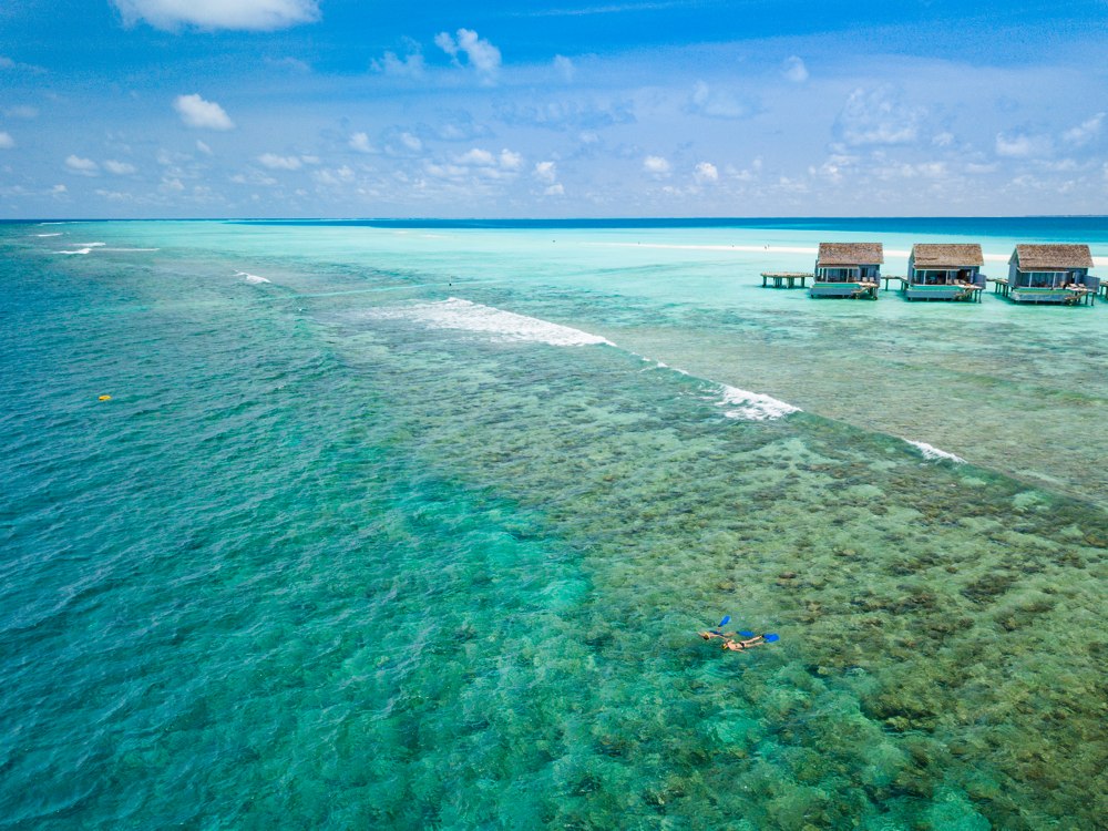 Kuramathi ist ein smaragdgrünes Juwel im türkisfarbenen Wasser der Malediven.